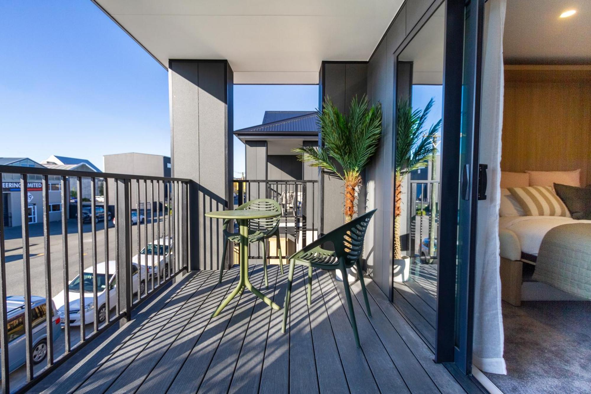 Luxury With Balcony - Close To Supermarket Apartment Christchurch