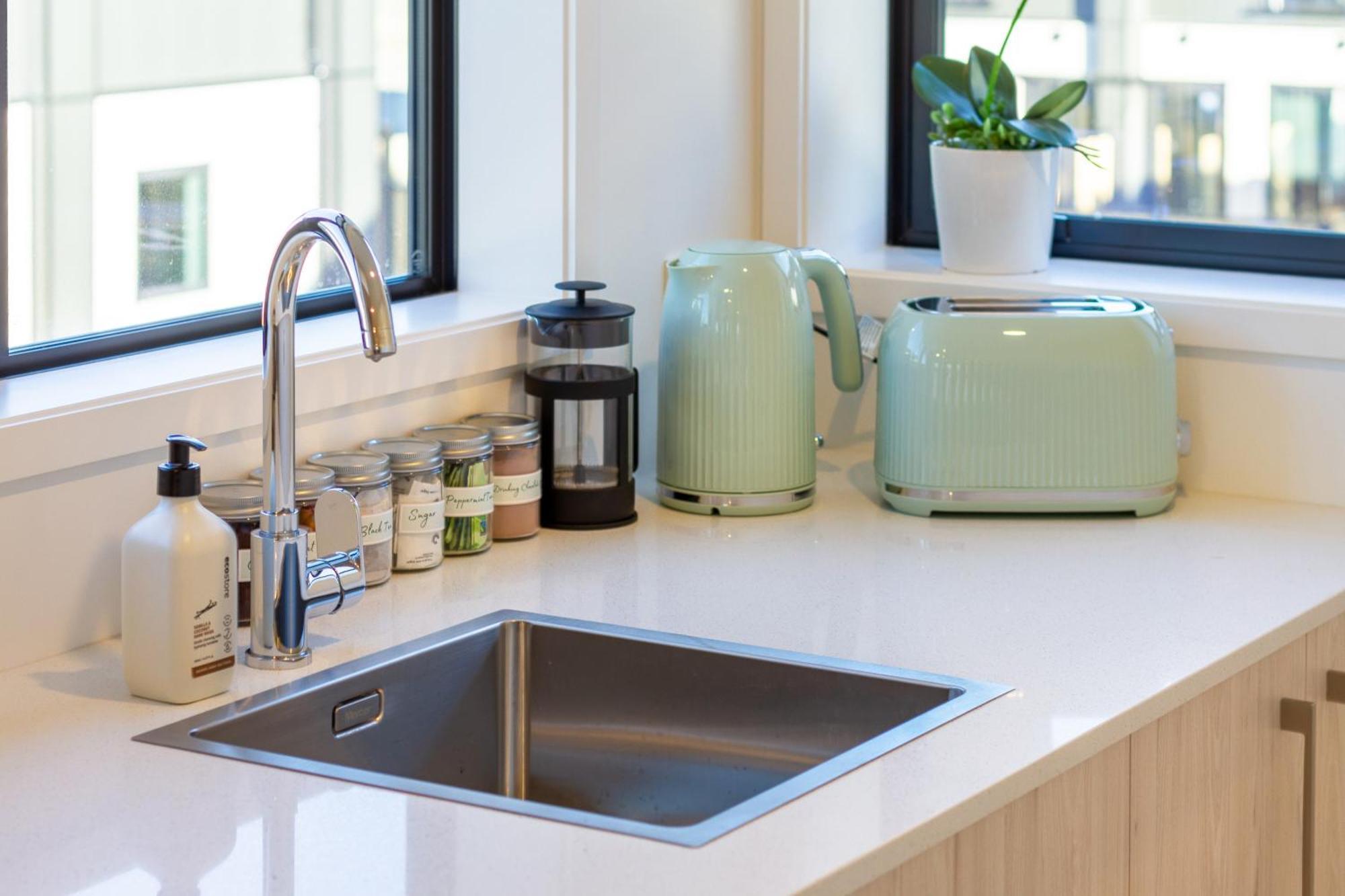 Apartment Luxury With Balcony - Close To Supermarket Christchurch