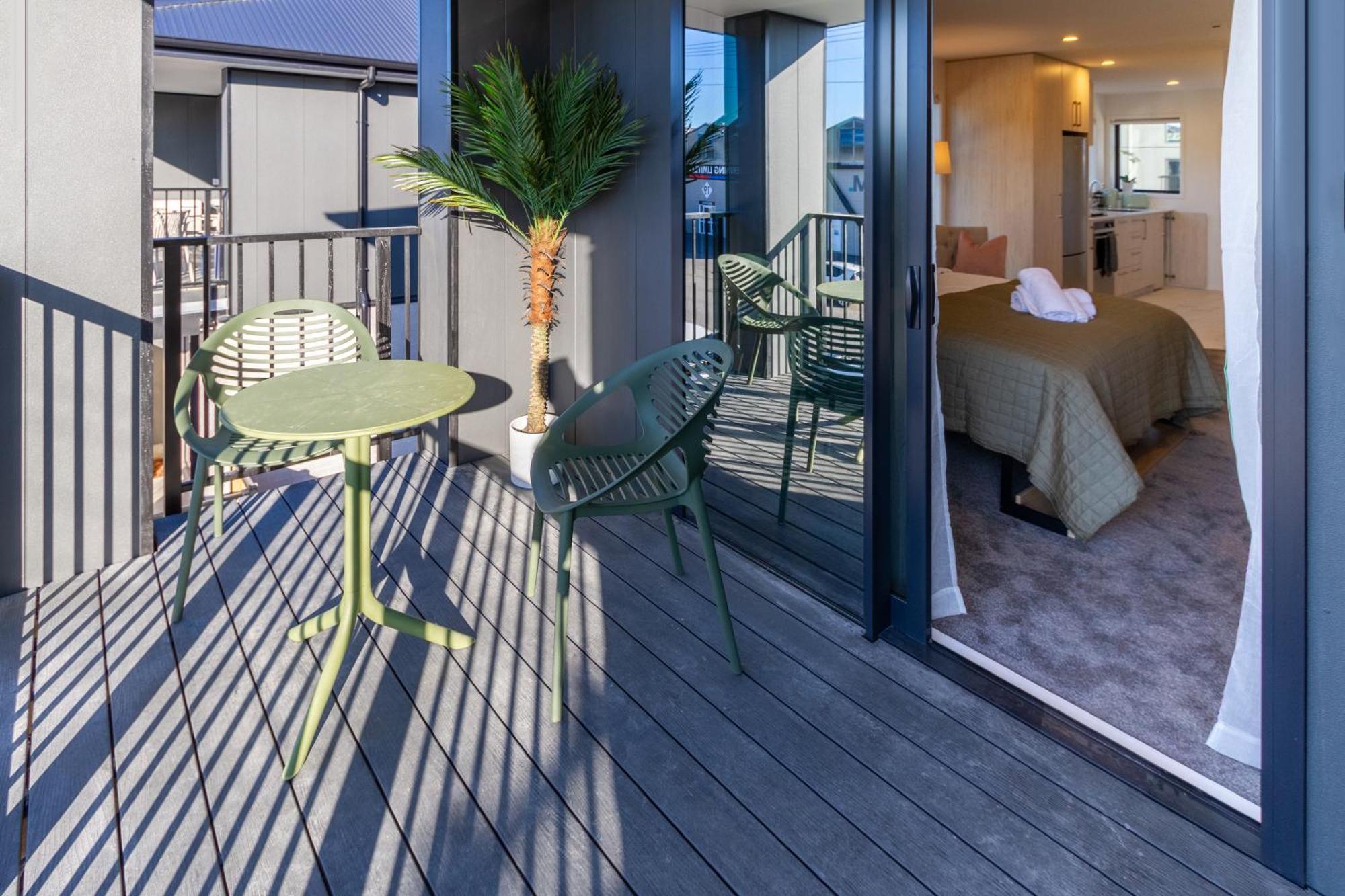 Luxury With Balcony - Close To Supermarket * Christchurch