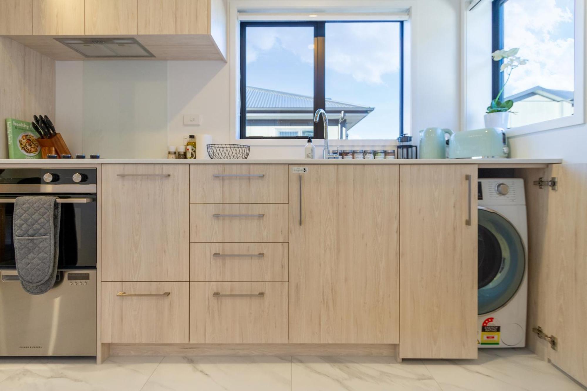 Apartment Luxury With Balcony - Close To Supermarket Christchurch