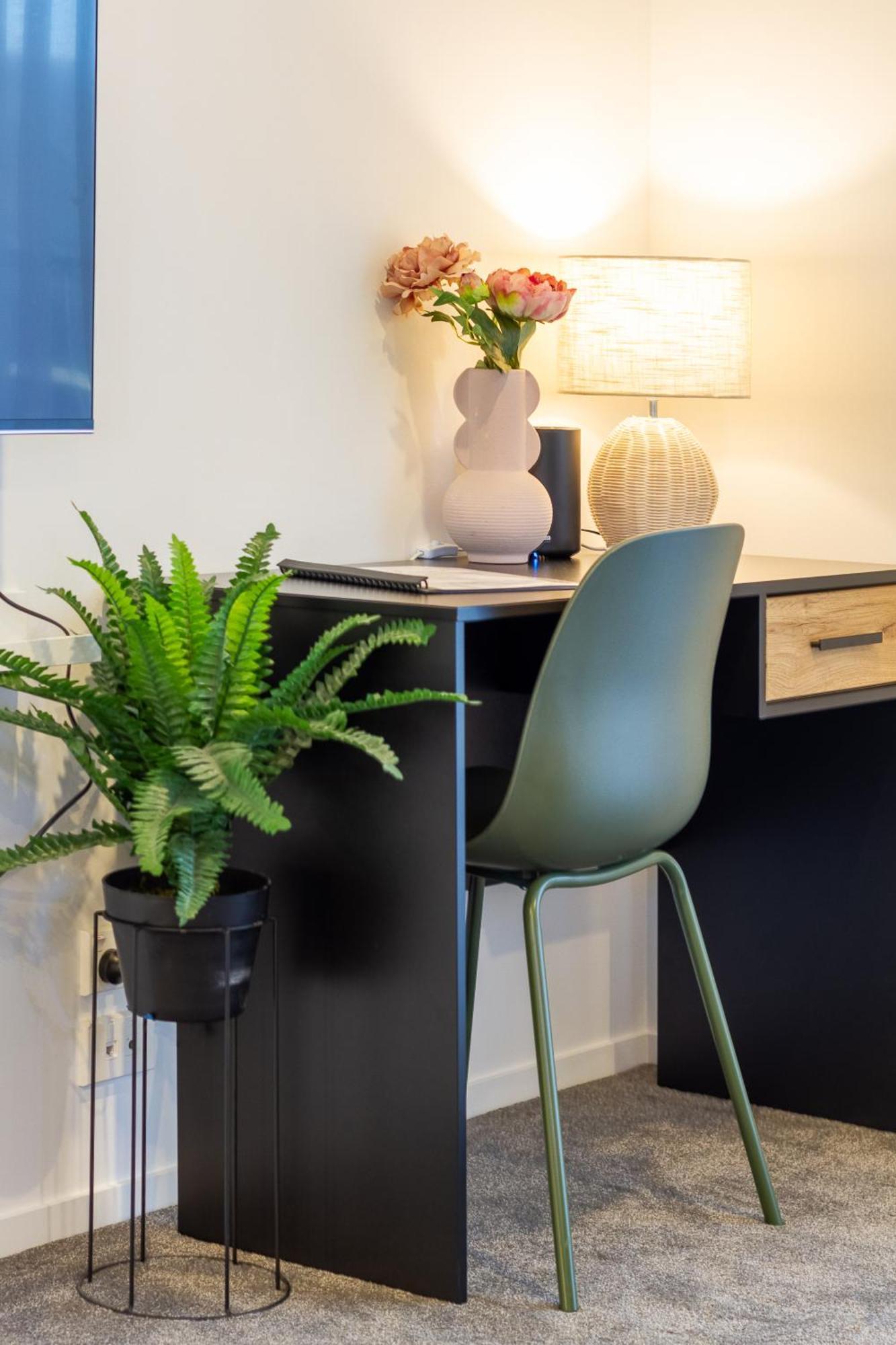 Luxury With Balcony - Close To Supermarket Christchurch
