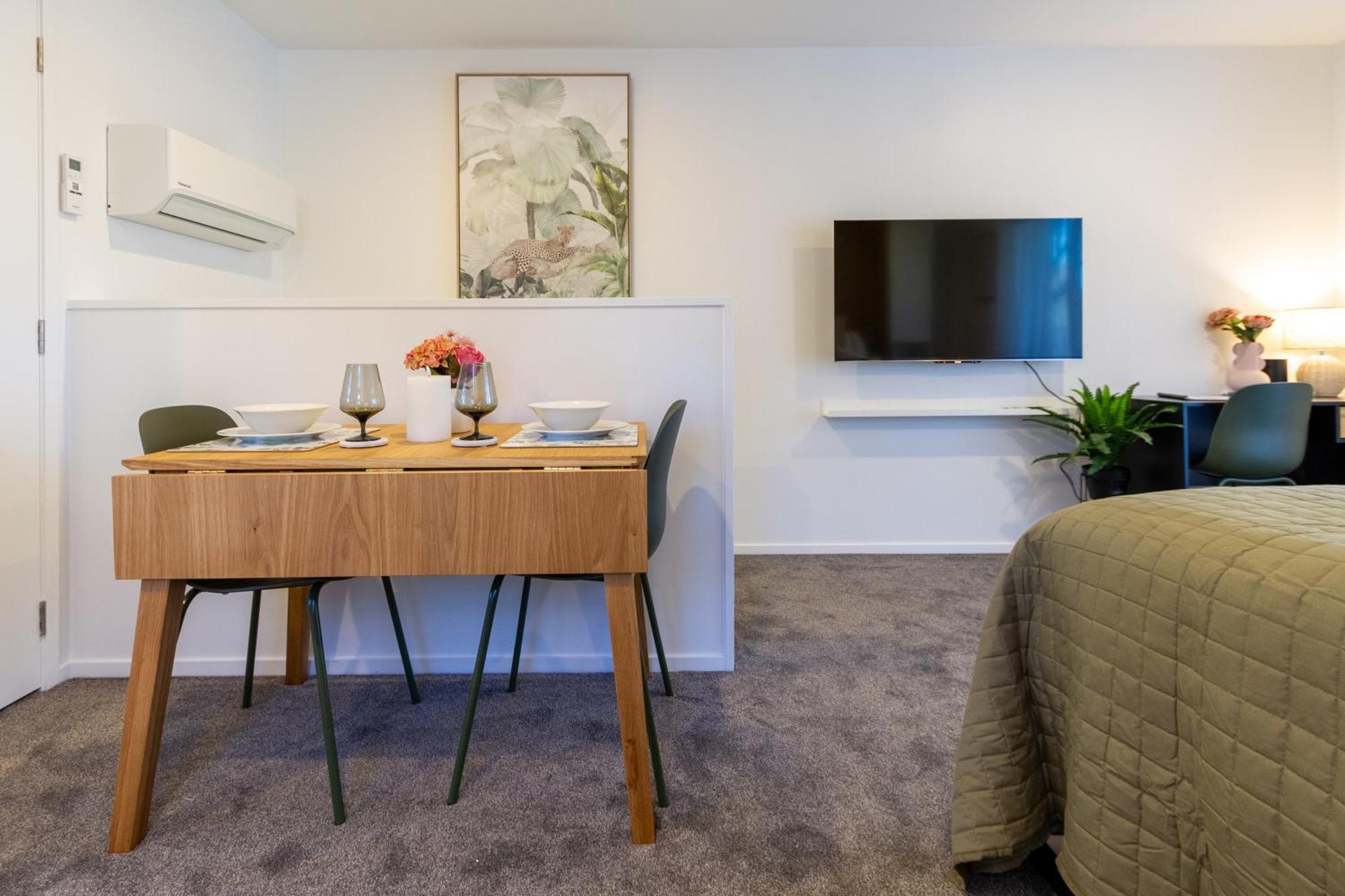 Apartment Luxury With Balcony - Close To Supermarket Christchurch