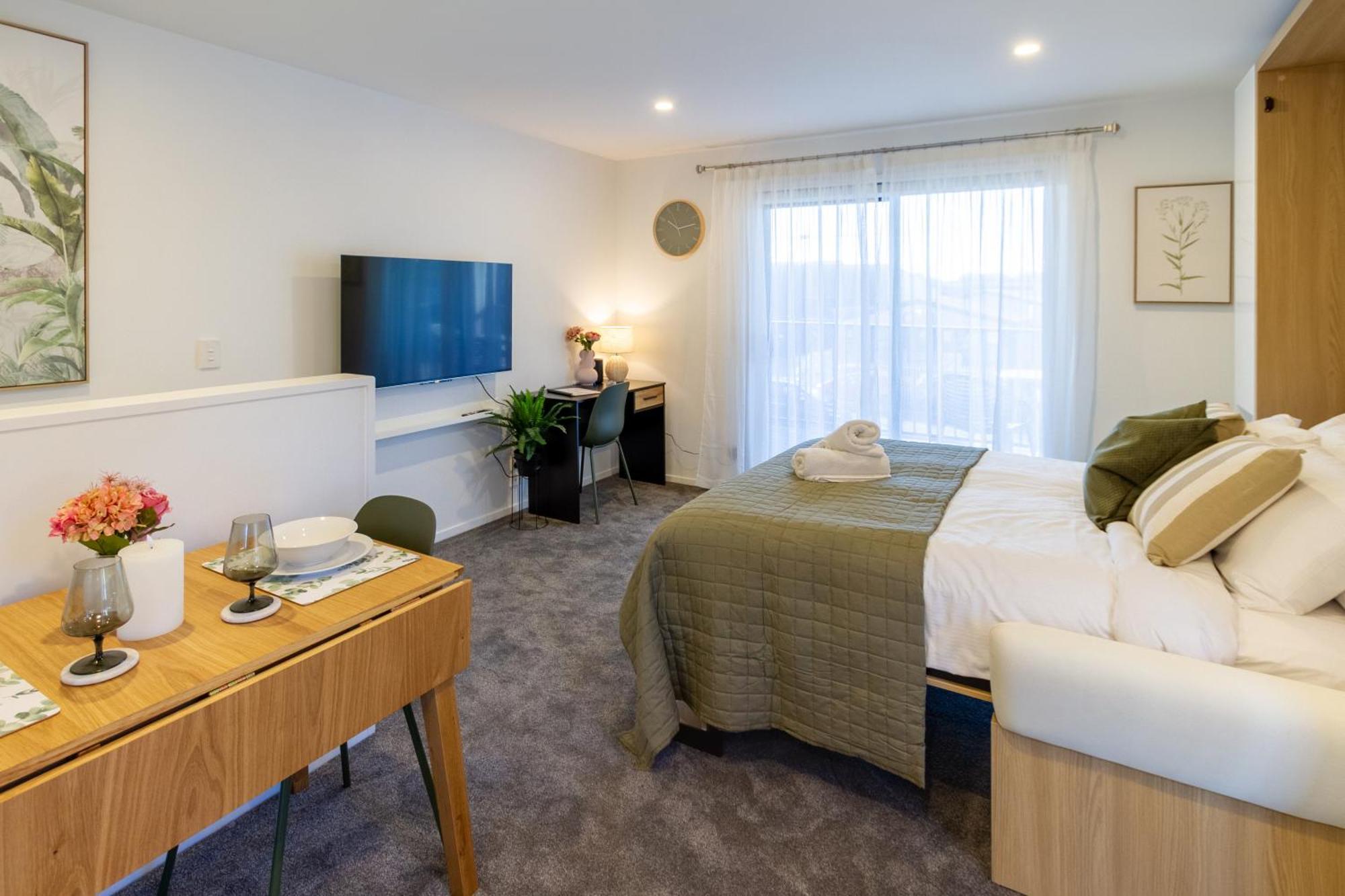 Luxury With Balcony - Close To Supermarket Christchurch