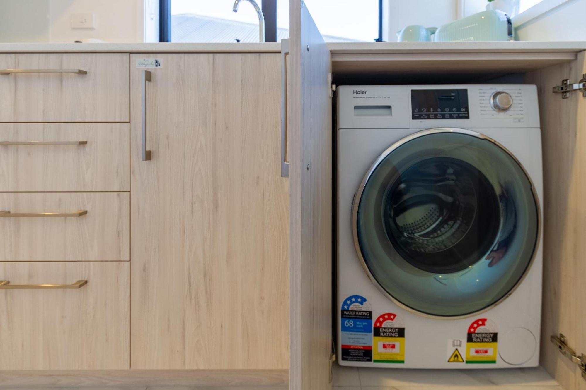 Luxury With Balcony - Close To Supermarket Apartment Christchurch
