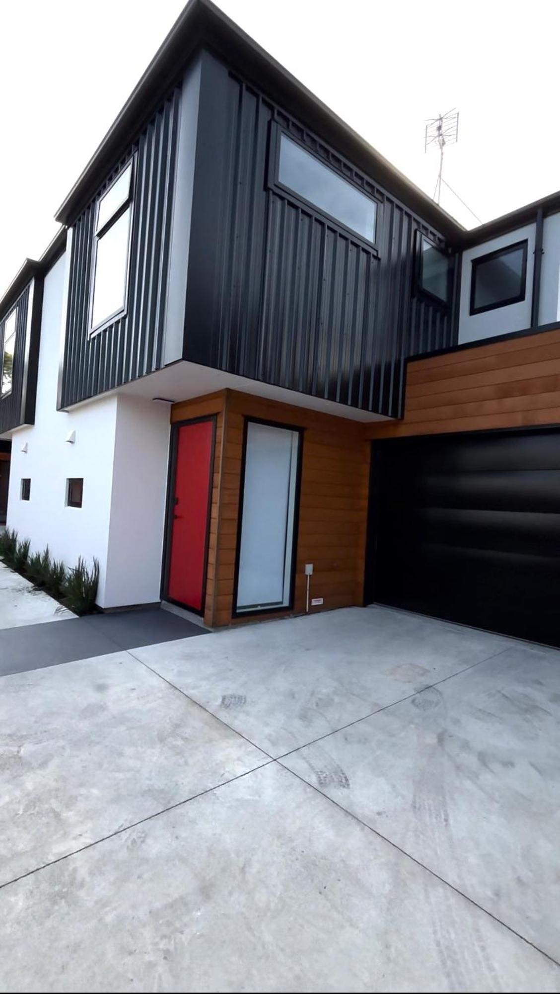 Close To And - Modern With Garage * Christchurch