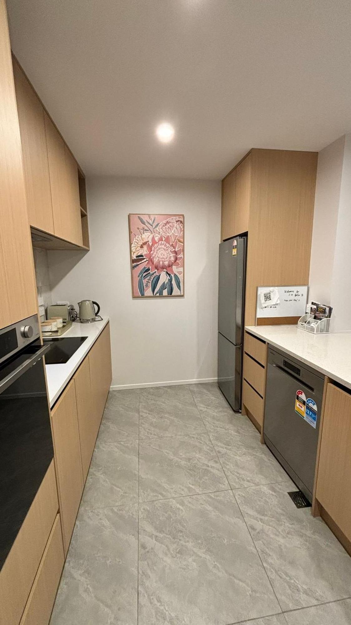 Close To And - Modern With Garage * Christchurch