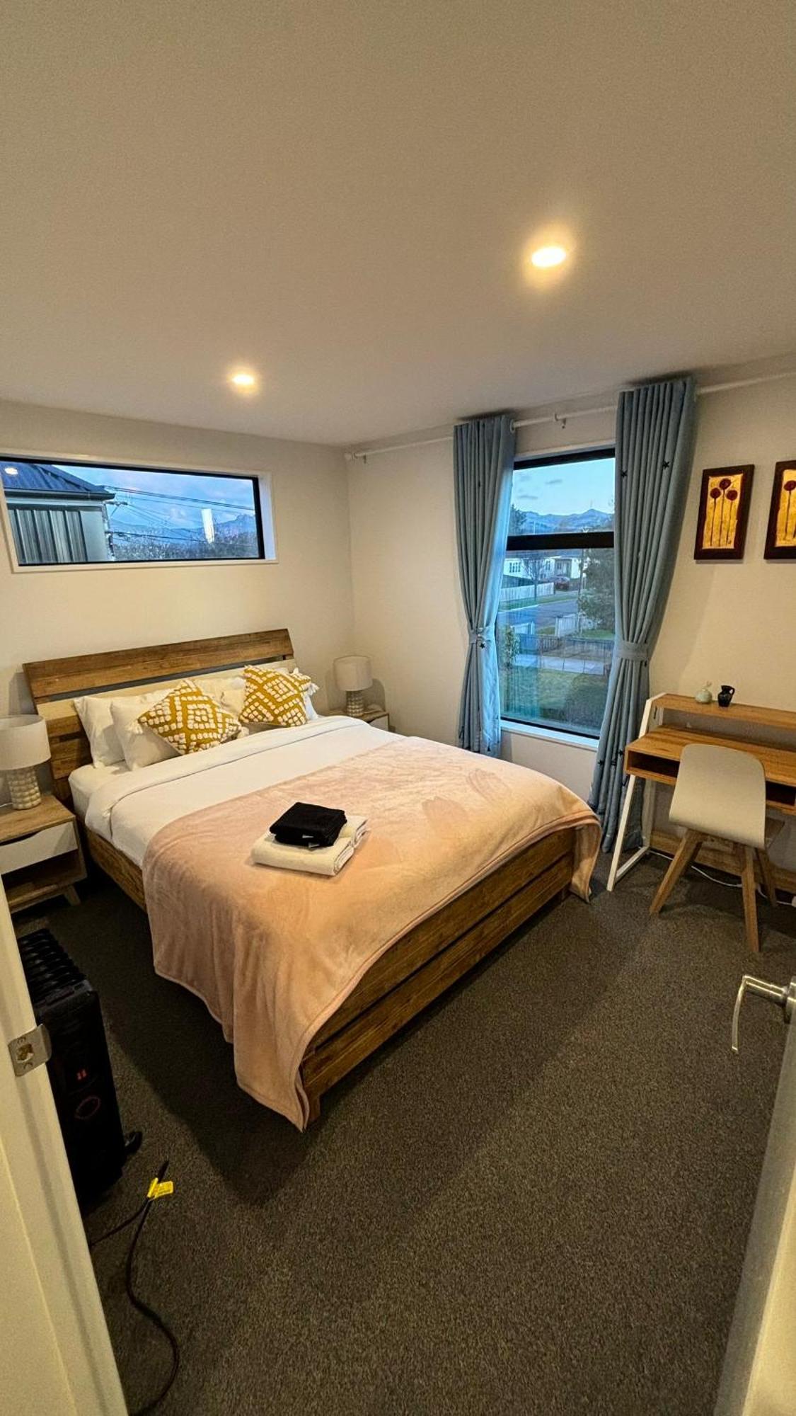 Close To And - Modern With Garage * Christchurch