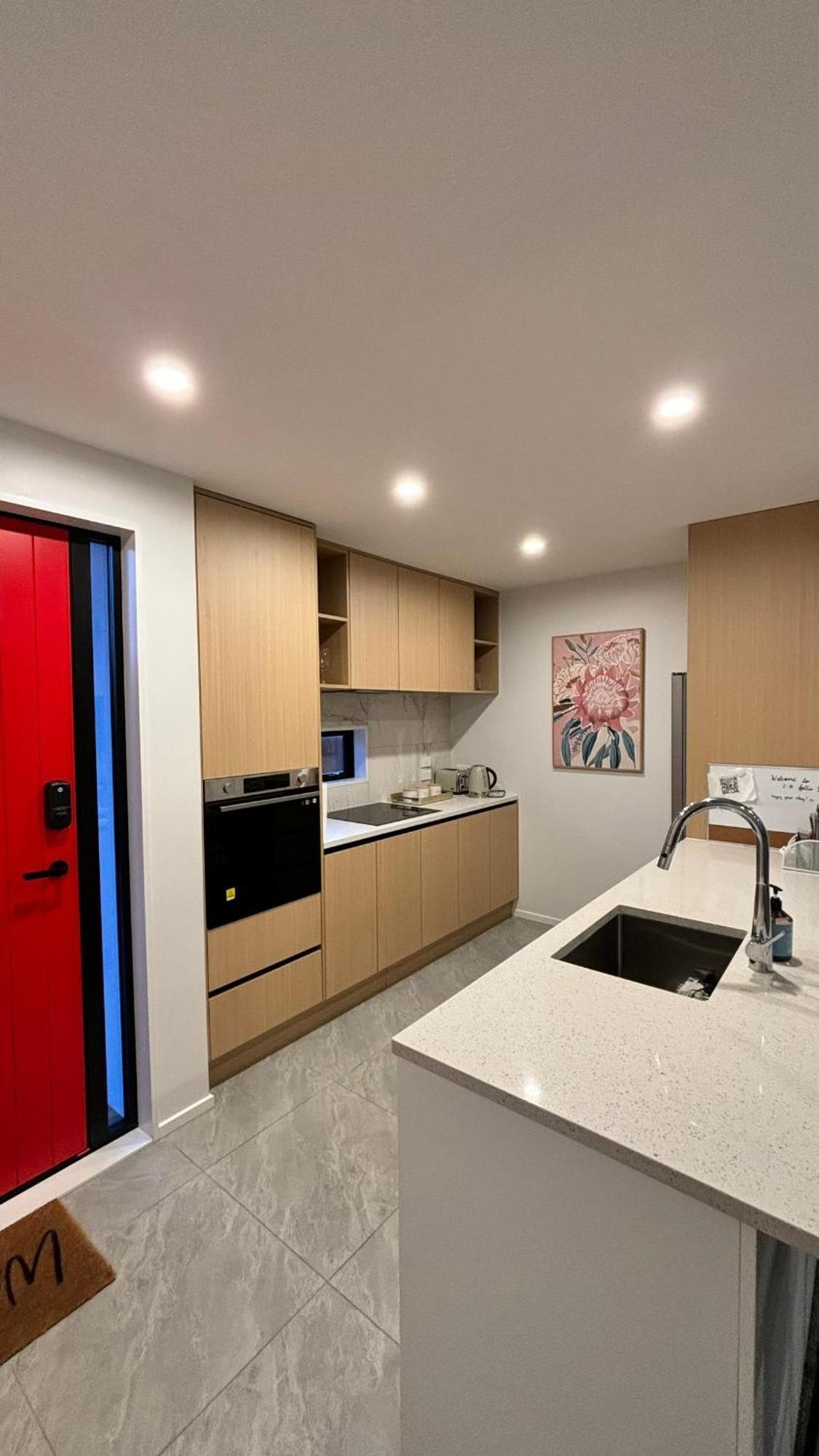 Close To And - Modern With Garage Apartment Christchurch