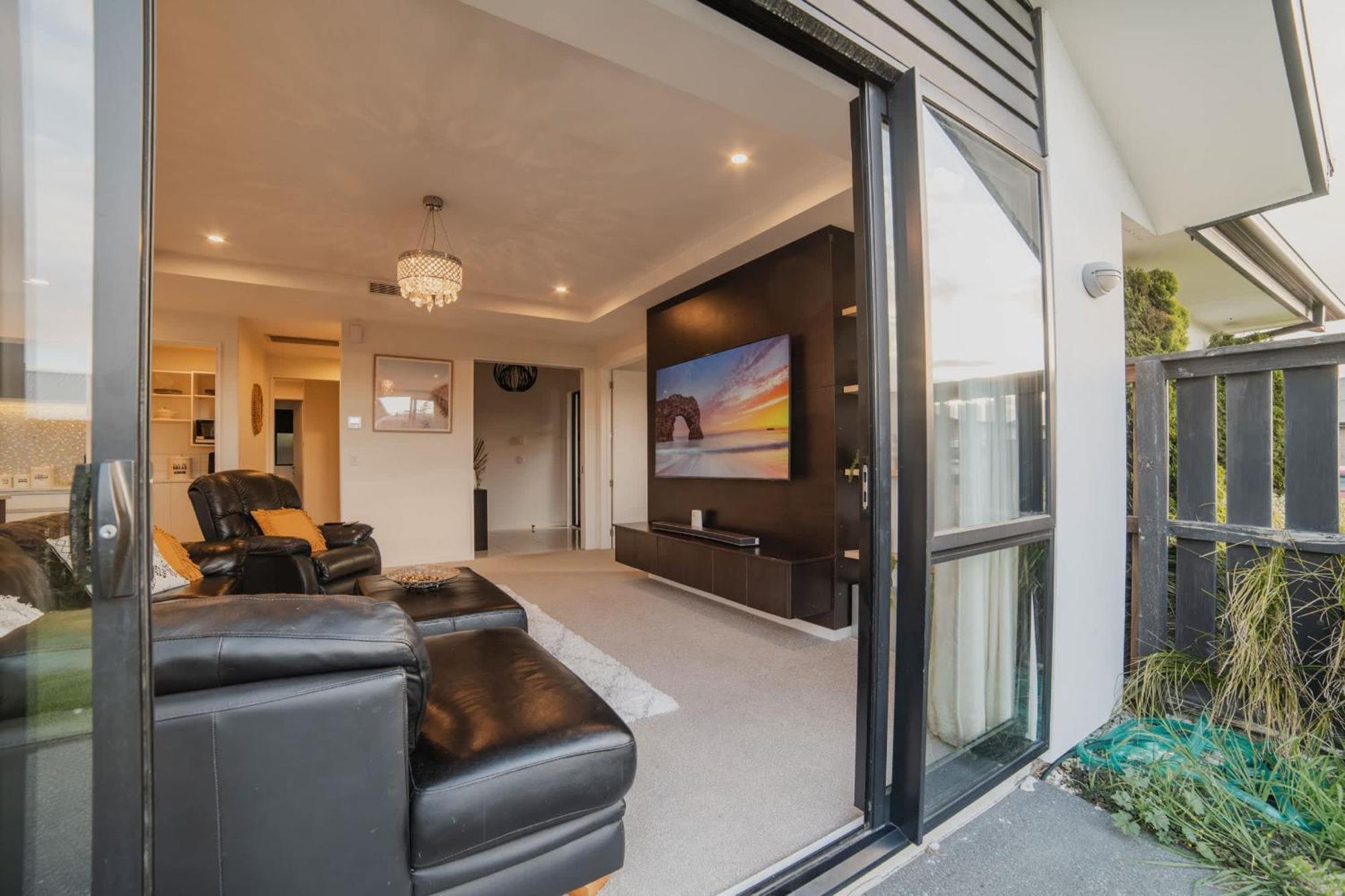 Sunlit Sanctuary With Private Patio In Wigram *