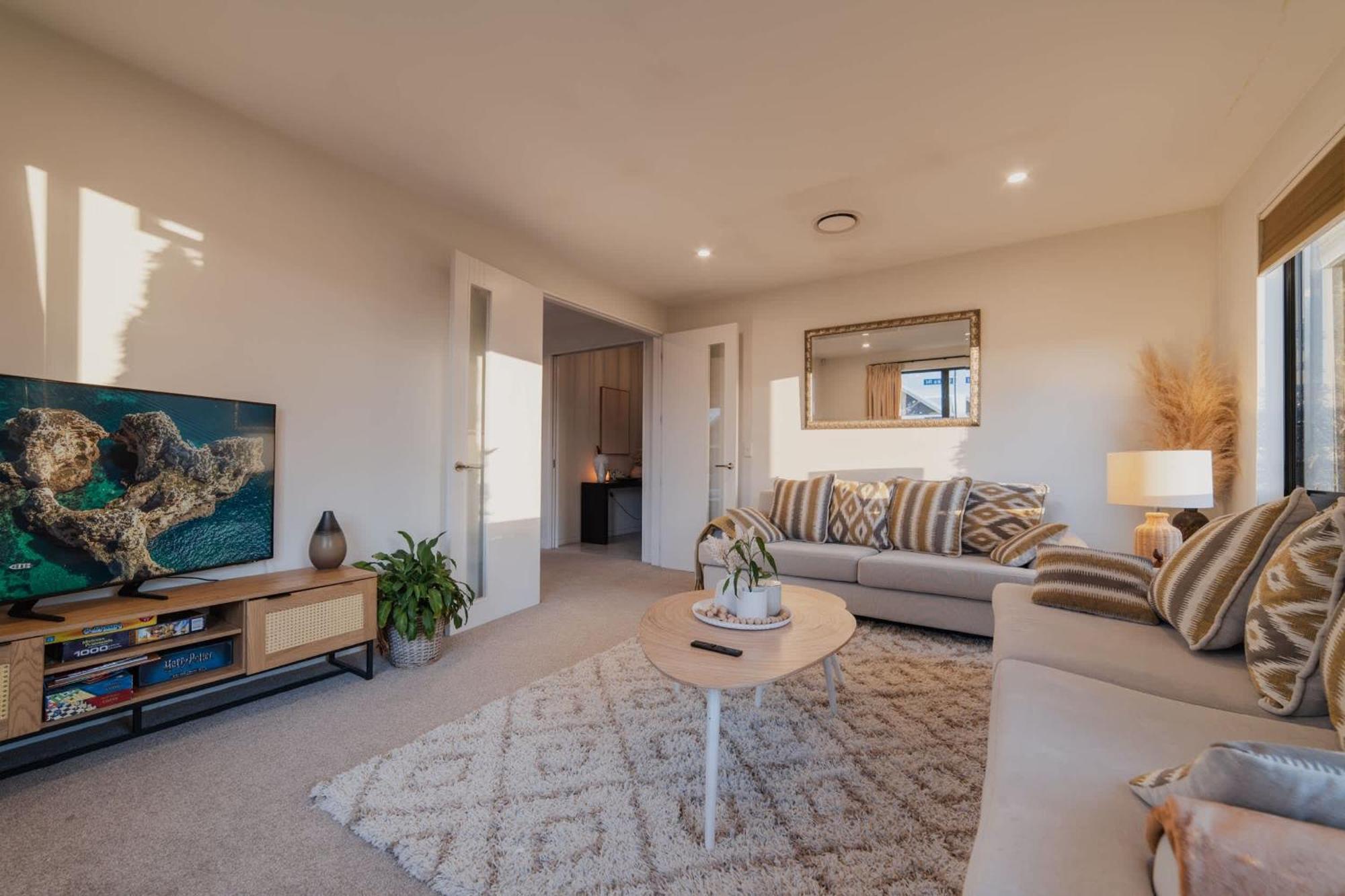Sunlit Sanctuary With Private Patio In Wigram Holiday home