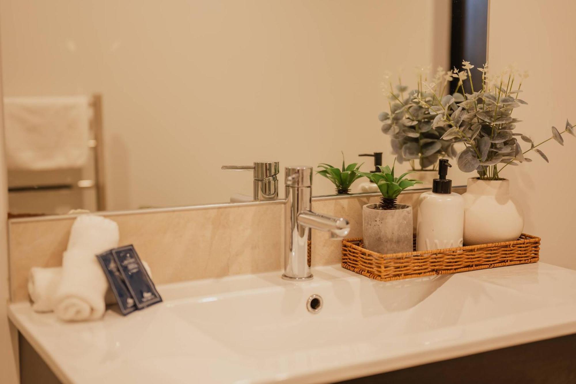 Sunlit Sanctuary With Private Patio In Wigram Holiday home *