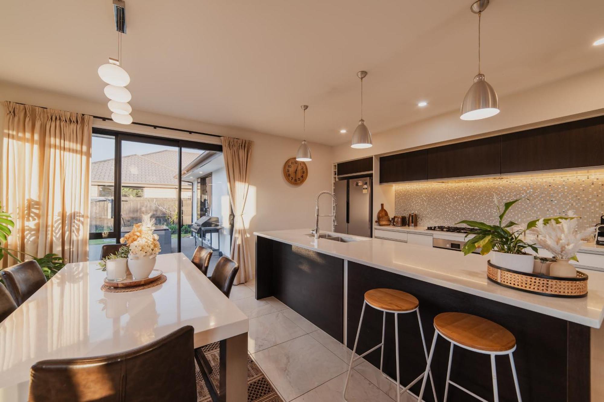 Sunlit Sanctuary With Private Patio In Wigram Holiday home