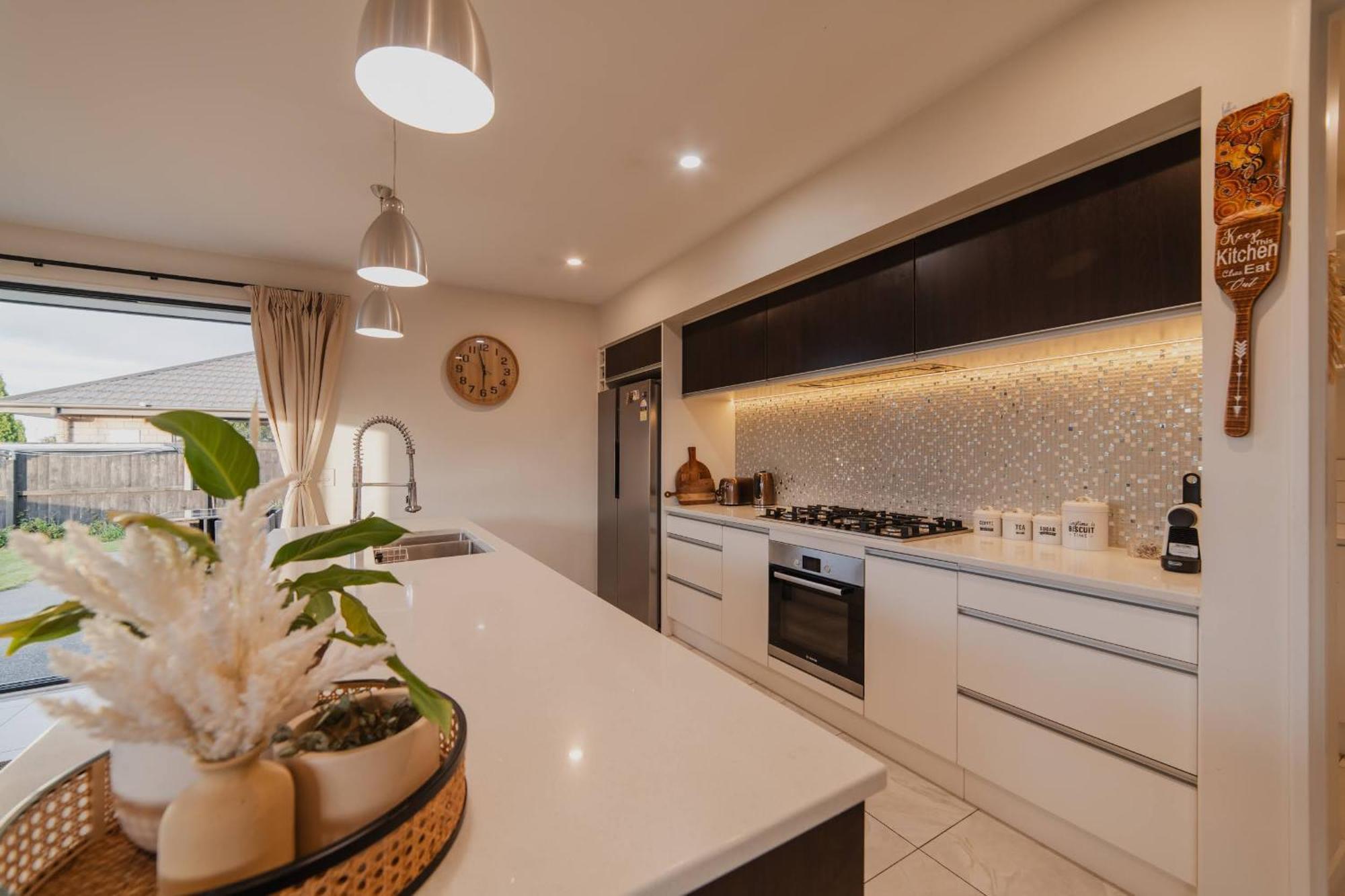 Sunlit Sanctuary With Private Patio In Wigram *