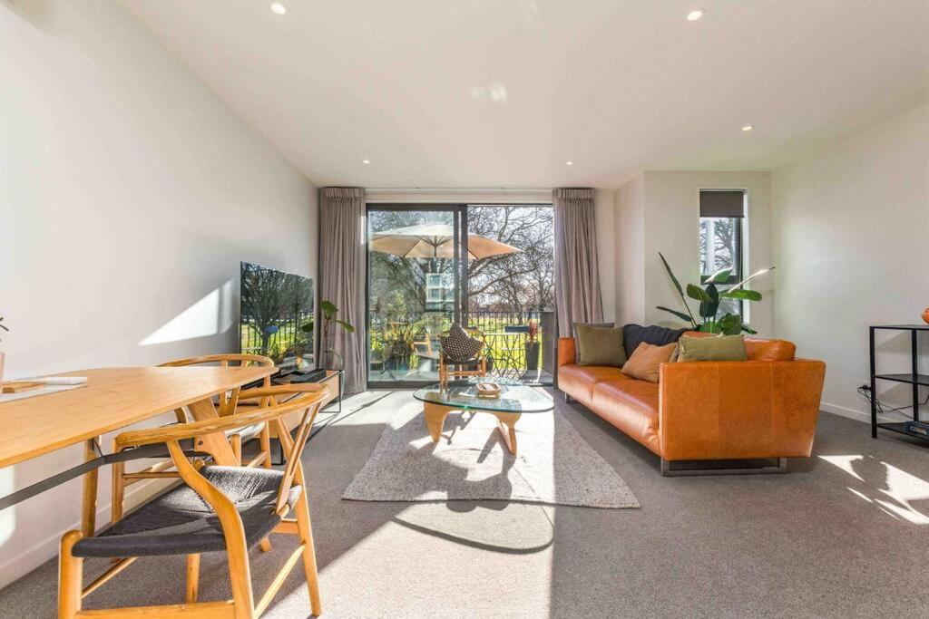 Apartment Luxury 2br W Balcony Parkside