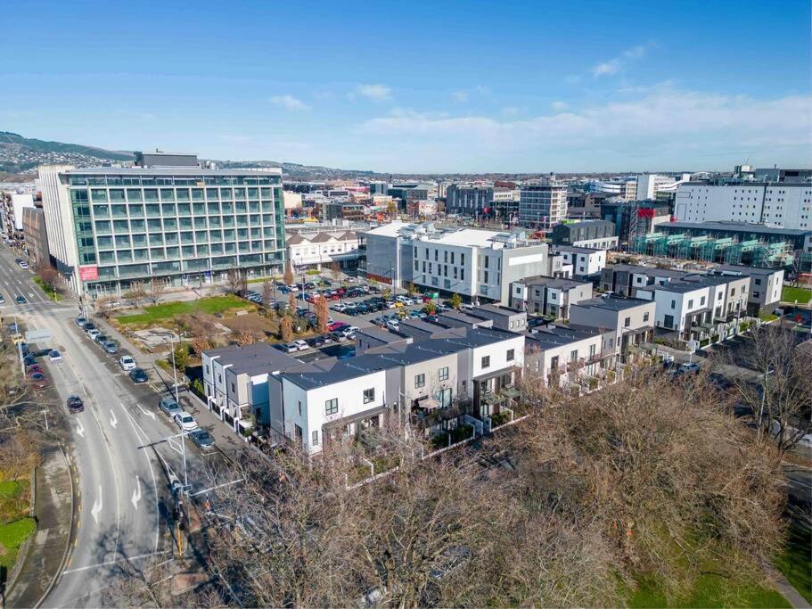 Luxury 2br W Balcony Parkside