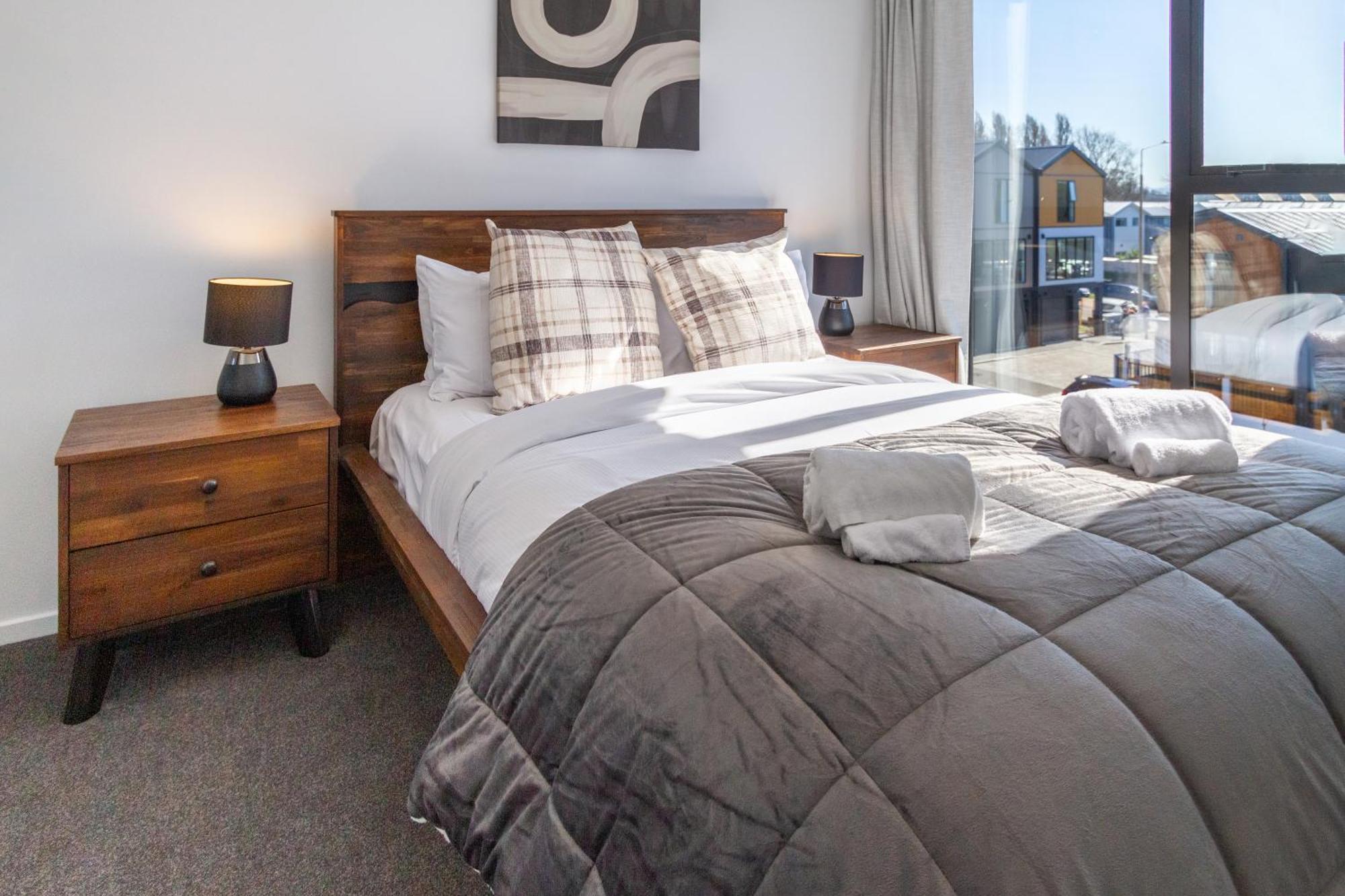 Stylish 2 Bed 2 Bath Close To Shops And Parks *