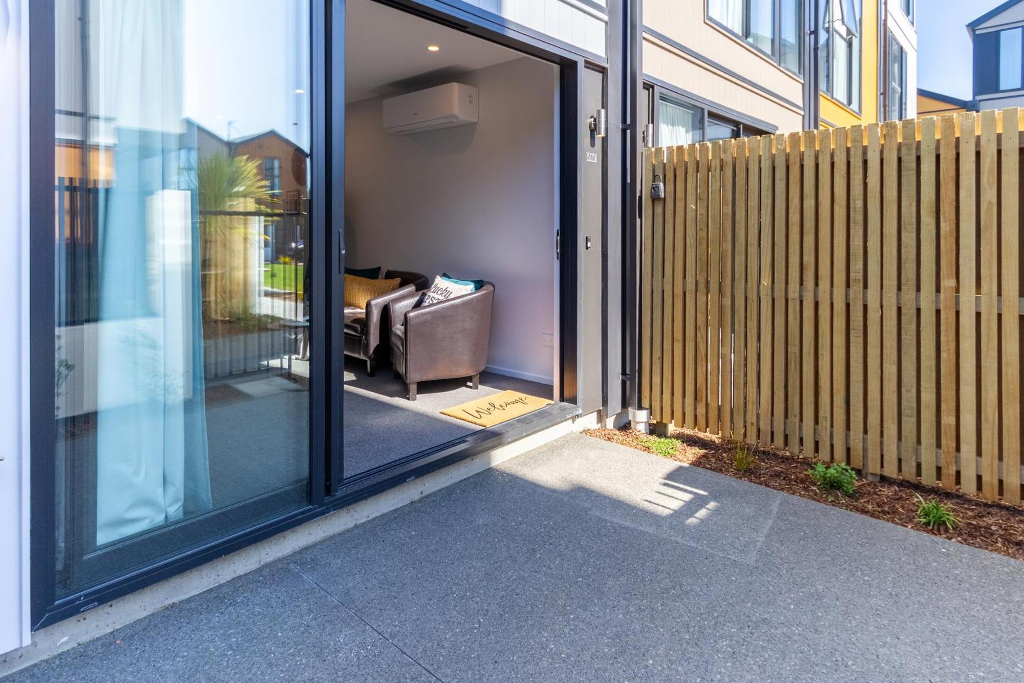 Stylish 2 Bed 2 Bath Close To Shops And Parks * Christchurch