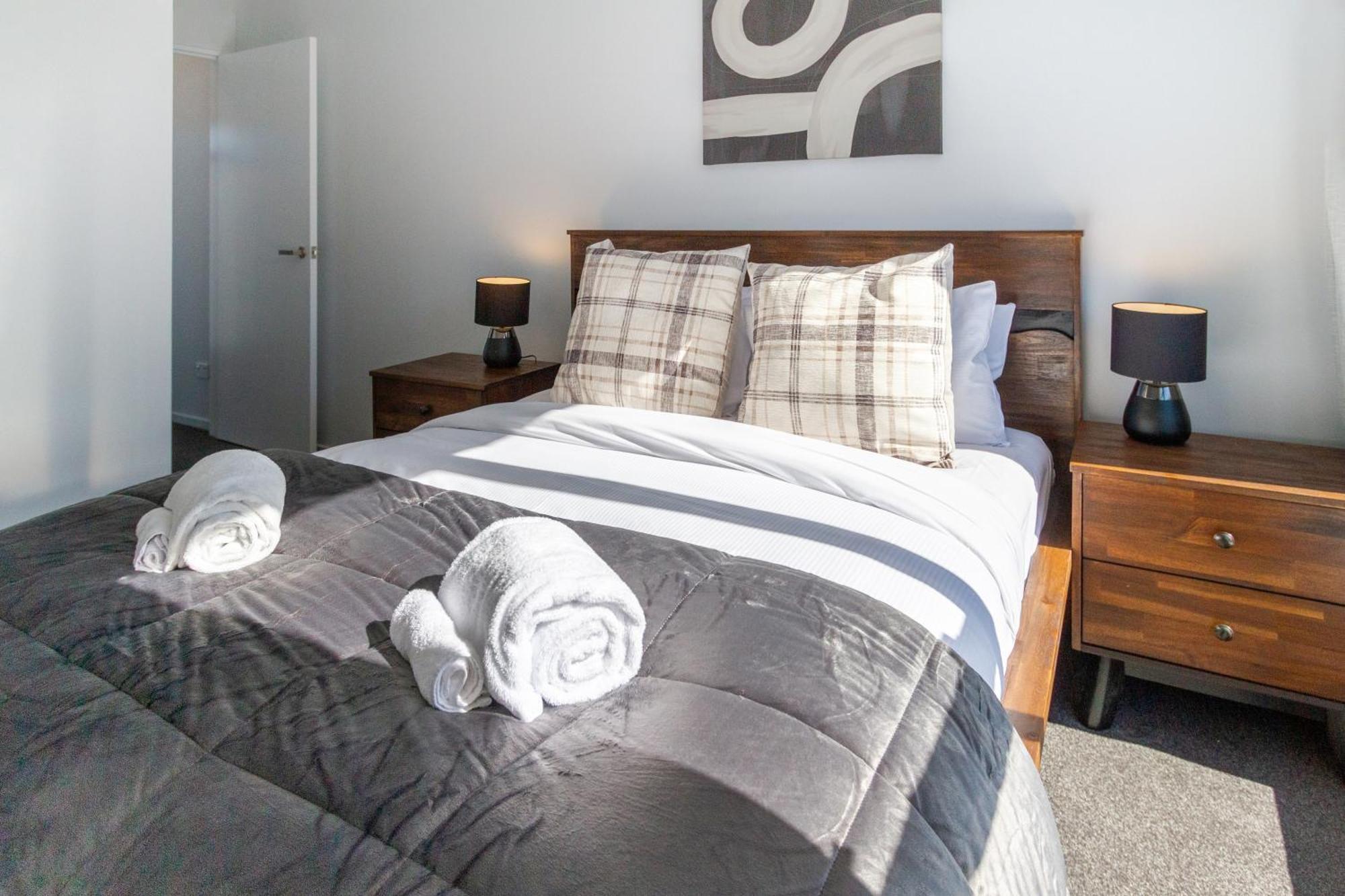 Stylish 2 Bed 2 Bath Close To Shops And Parks Apartment *