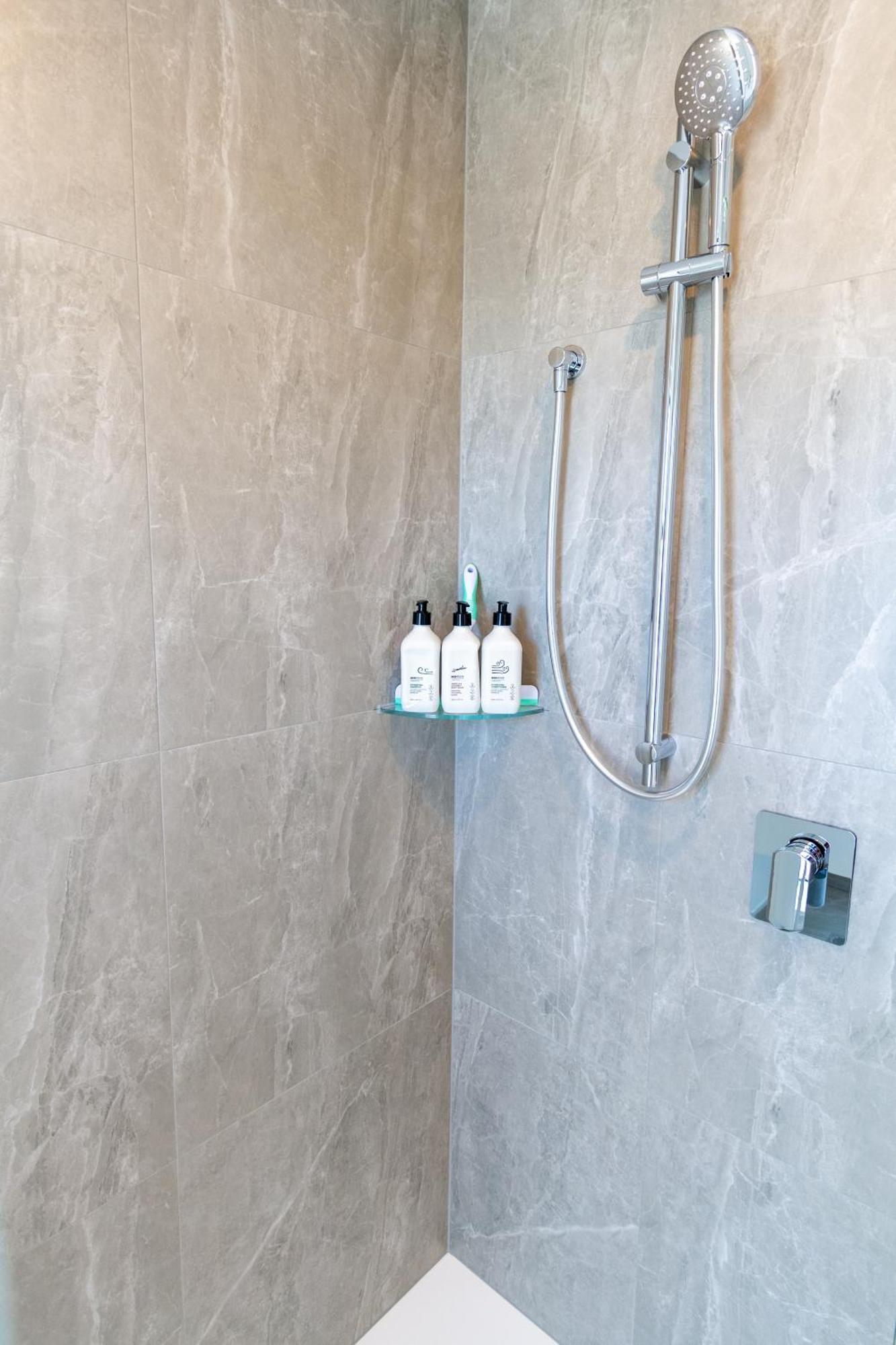 Apartment Stylish 2 Bed 2 Bath Close To Shops And Parks *