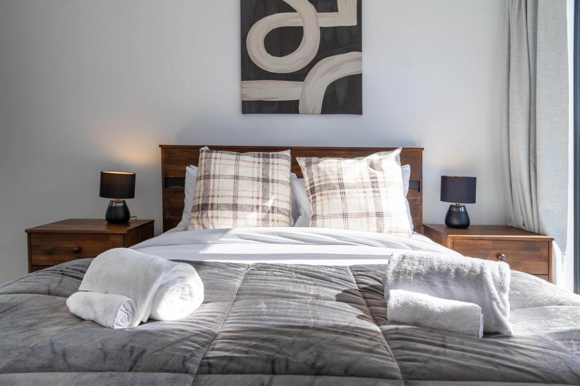 Stylish 2 Bed 2 Bath Close To Shops And Parks * Christchurch