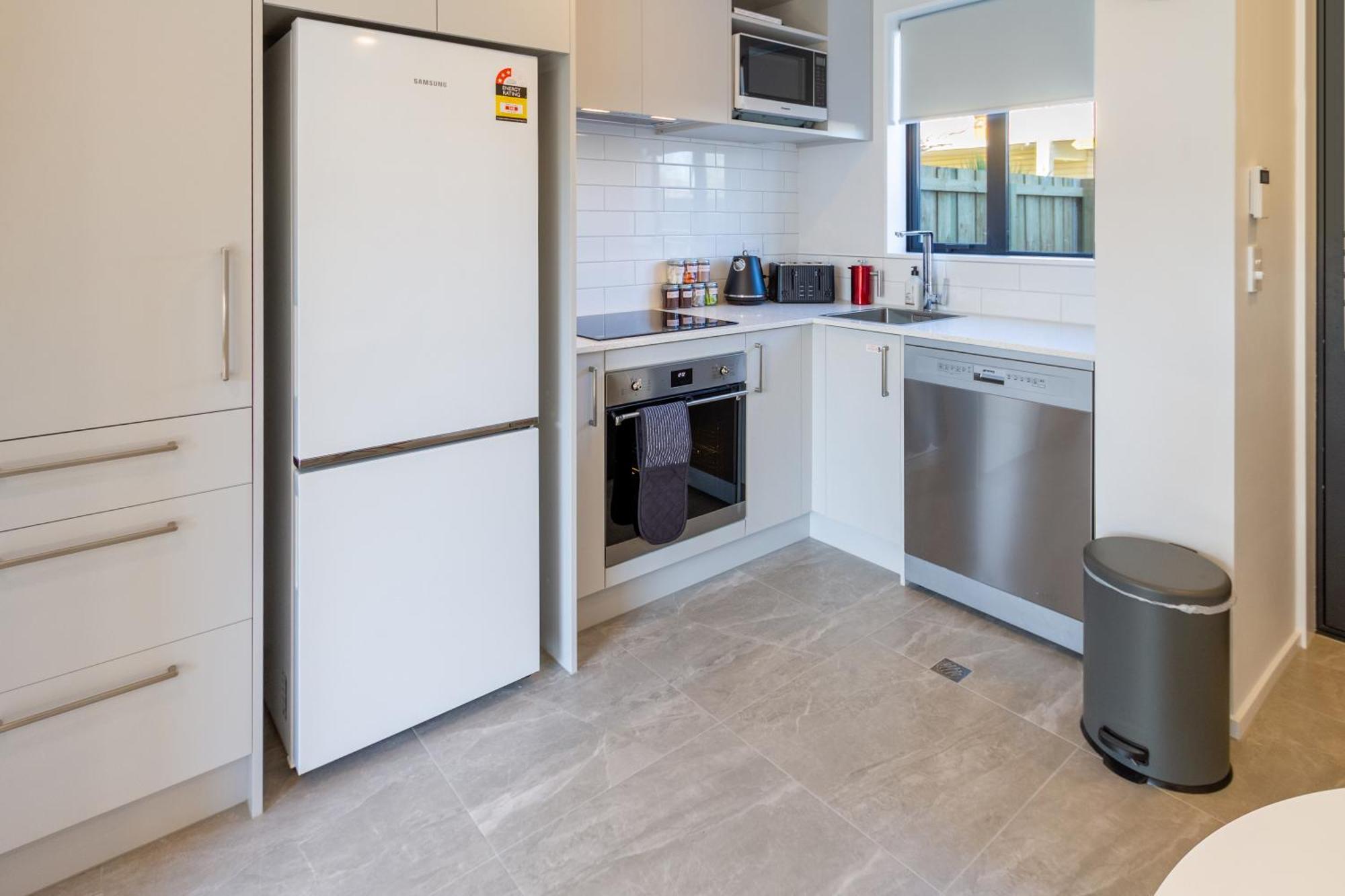Stylish 2 Bed 2 Bath Close To Shops And Parks *