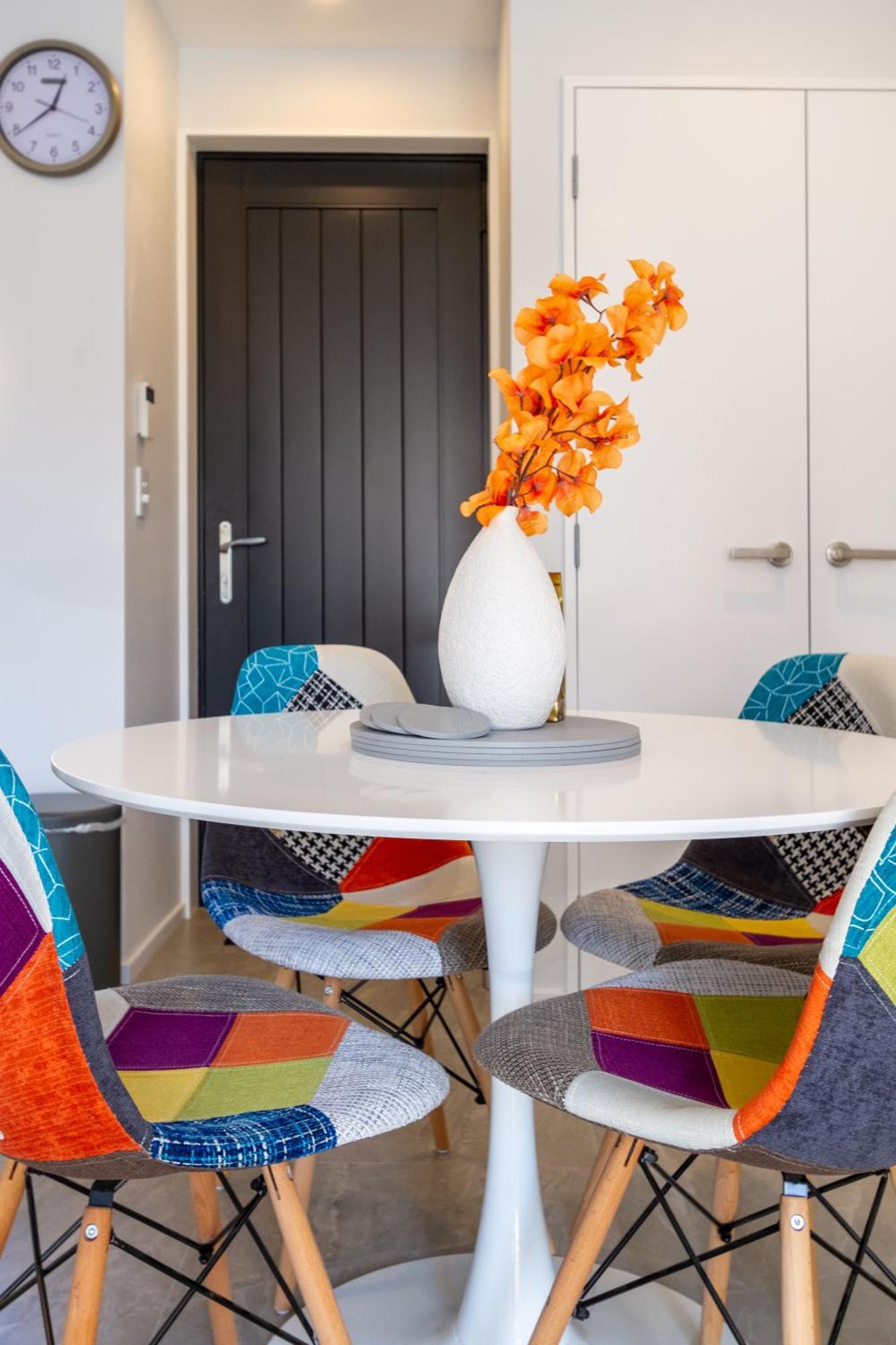 Stylish 2 Bed 2 Bath Close To Shops And Parks Apartment Christchurch