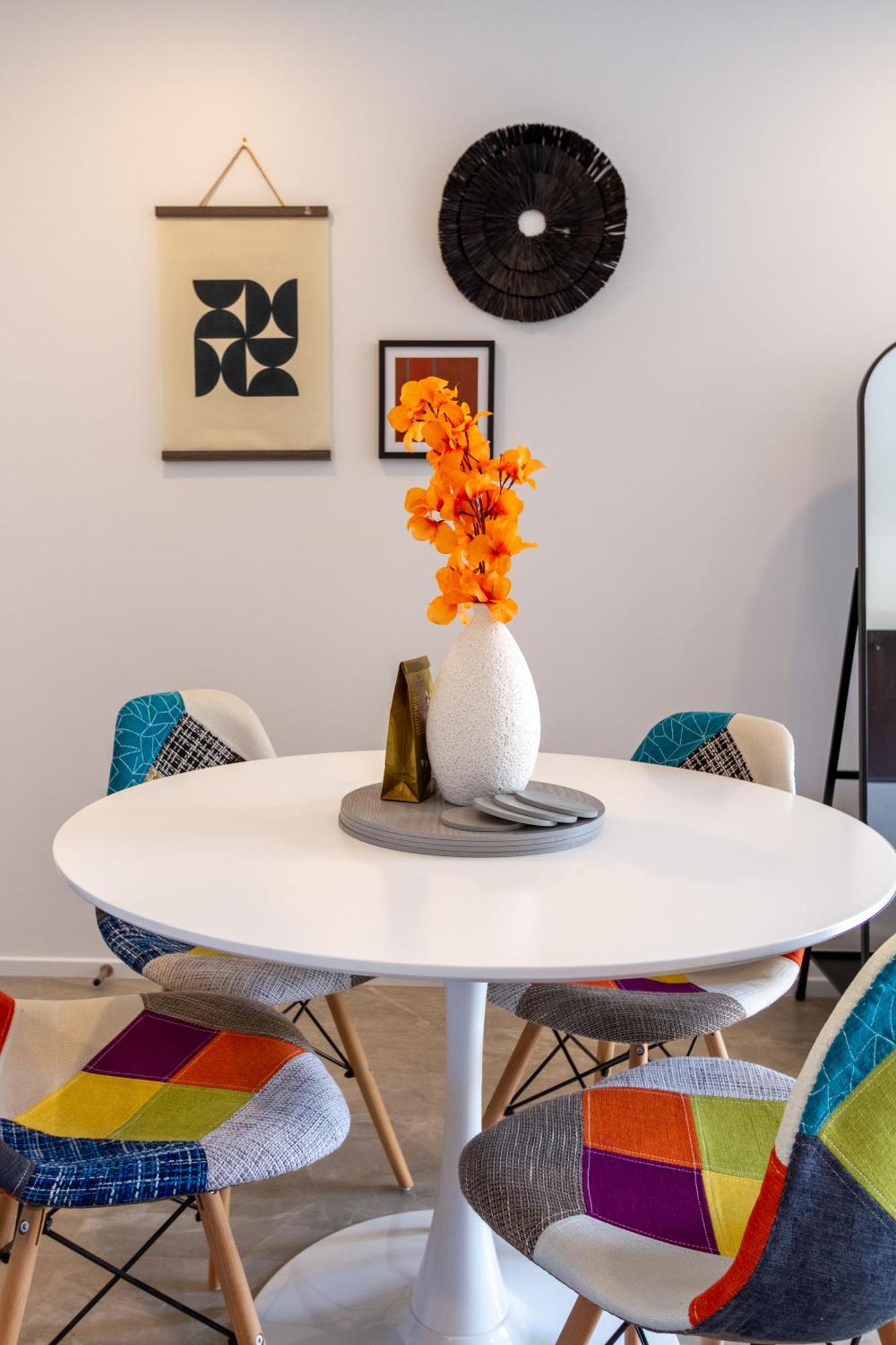 Stylish 2 Bed 2 Bath Close To Shops And Parks *