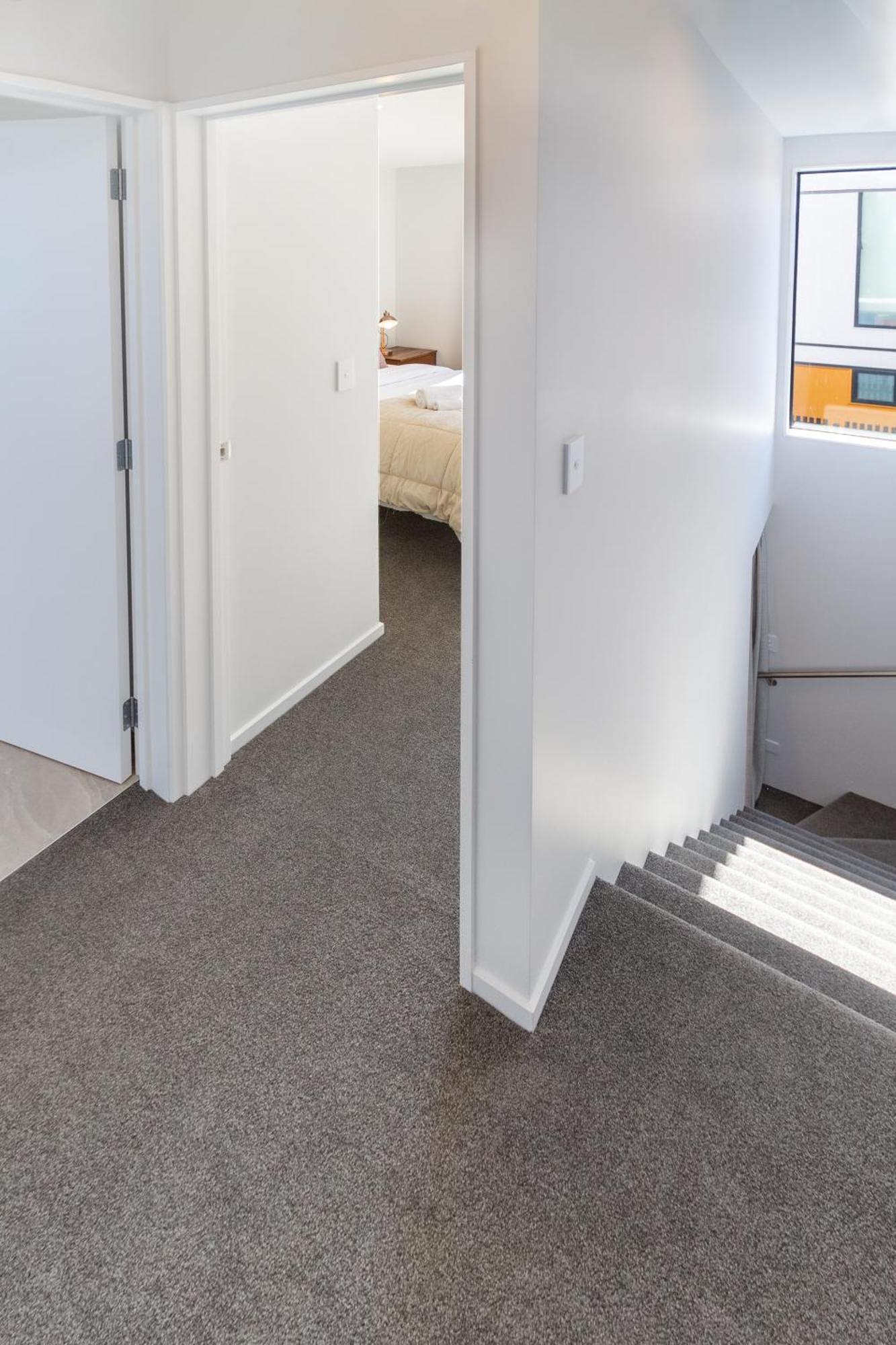 Stylish 2 Bed 2 Bath Close To Shops And Parks Apartment *