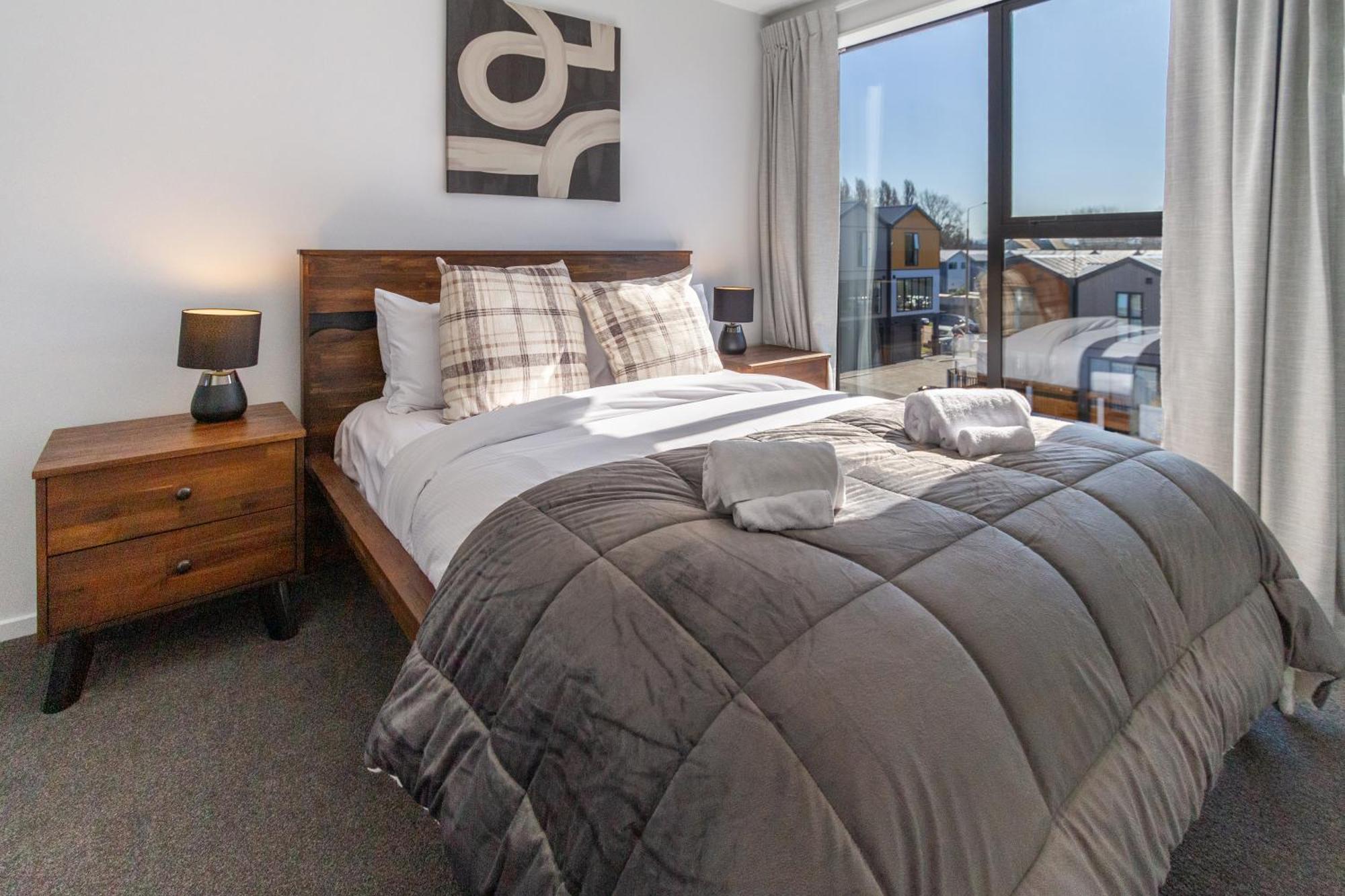 Stylish 2 Bed 2 Bath Close To Shops And Parks