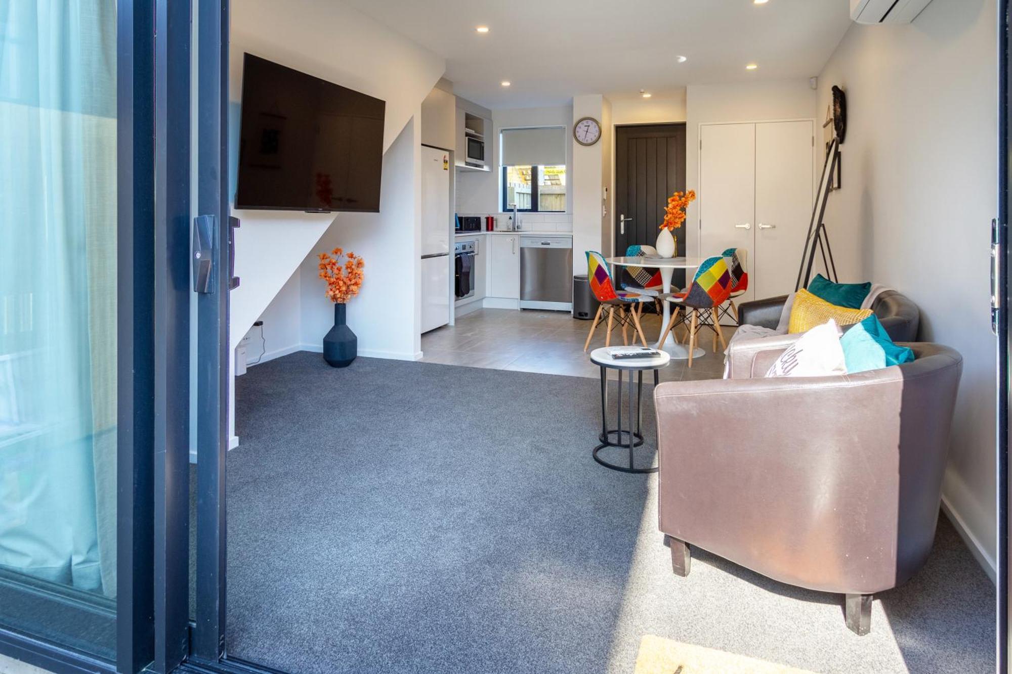 Stylish 2 Bed 2 Bath Close To Shops And Parks * Christchurch