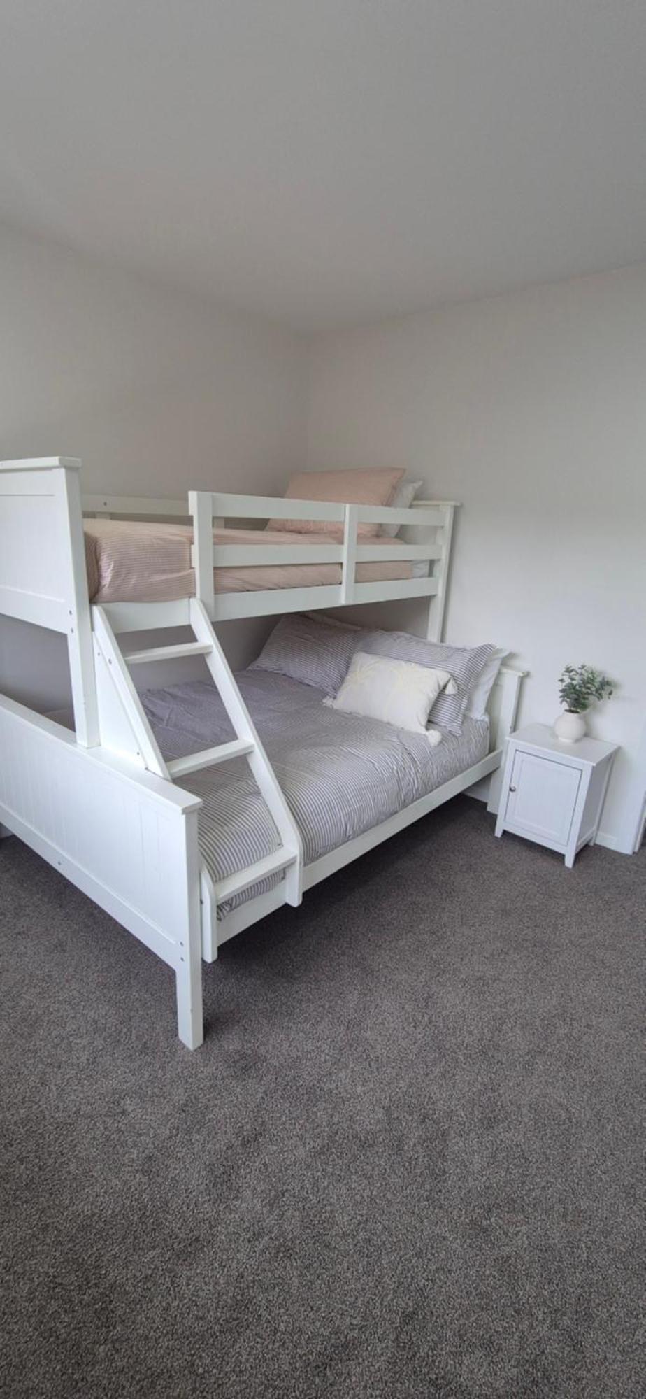 Family Friendly - Between The & Airport Holiday home