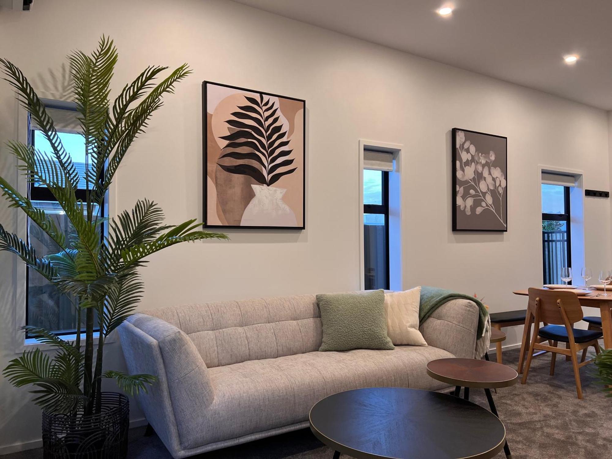Incredible Luxury 3 Floors Townhouse High Ceiling *