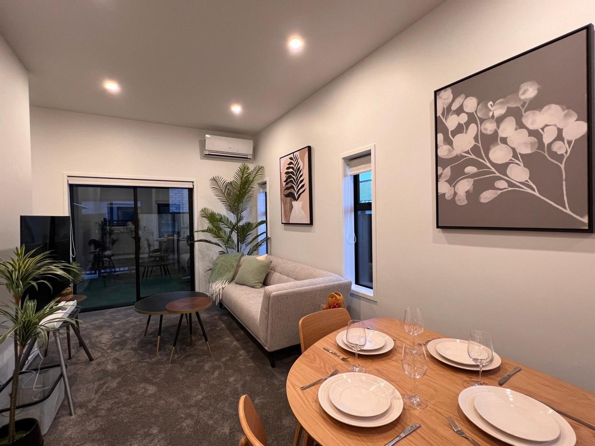 Incredible Luxury 3 Floors Townhouse High Ceiling * Christchurch