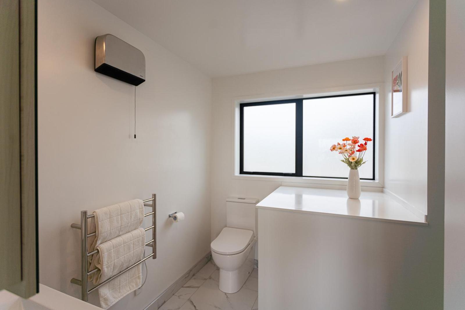 Apartment Modern 2 Bedroom Townhouse In Cbd With Parking! Sleeps 5 Christchurch