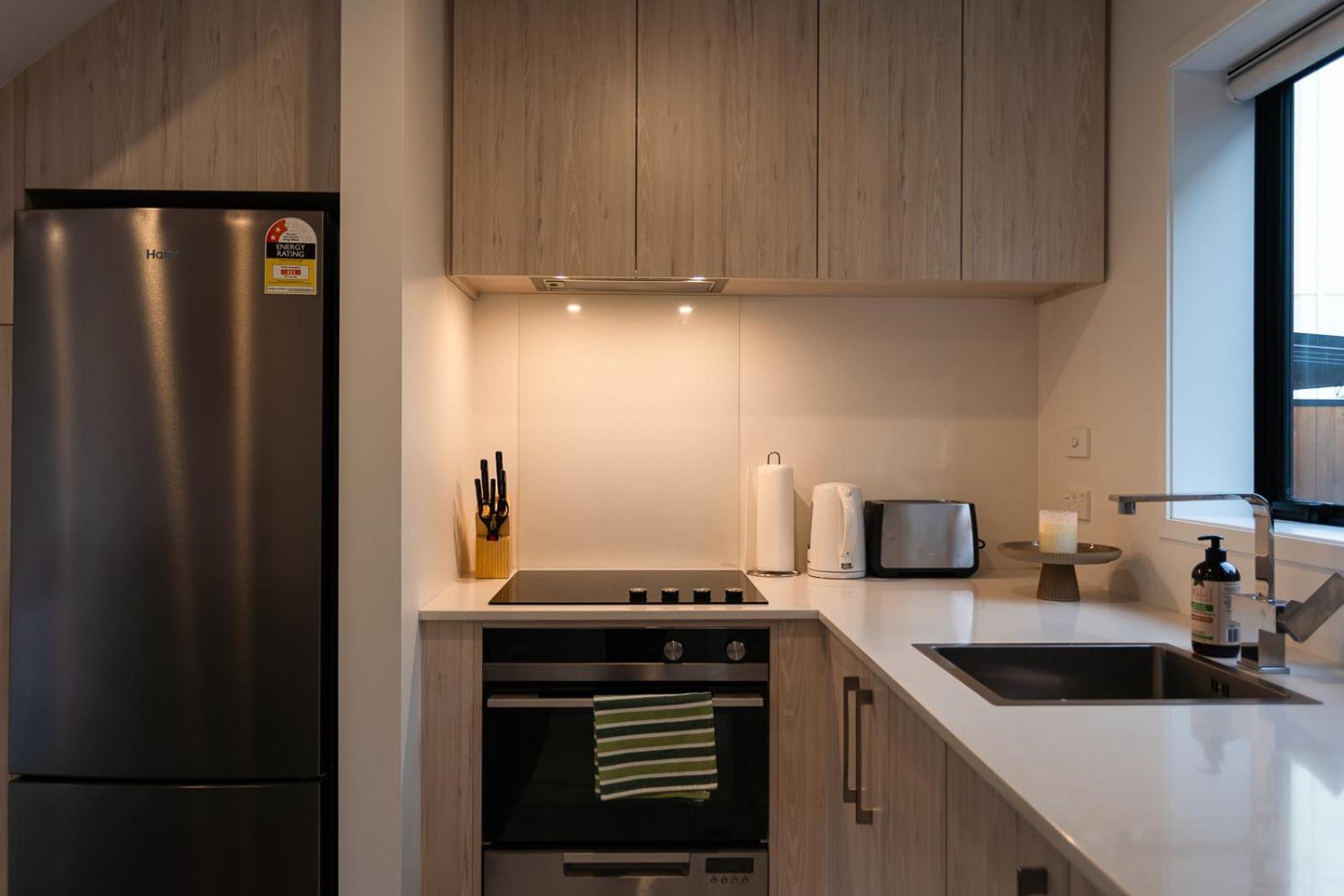 Modern 2 Bedroom Townhouse In Cbd With Parking! Sleeps 5 Apartment *