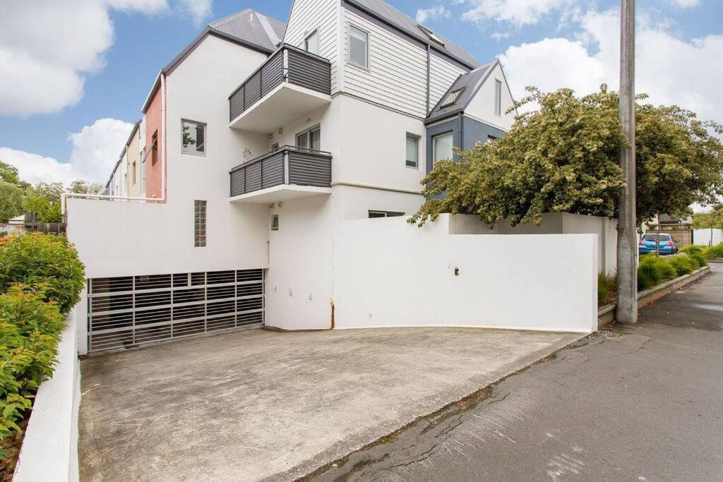 Warm And Inviting - Free Carpark Apartment