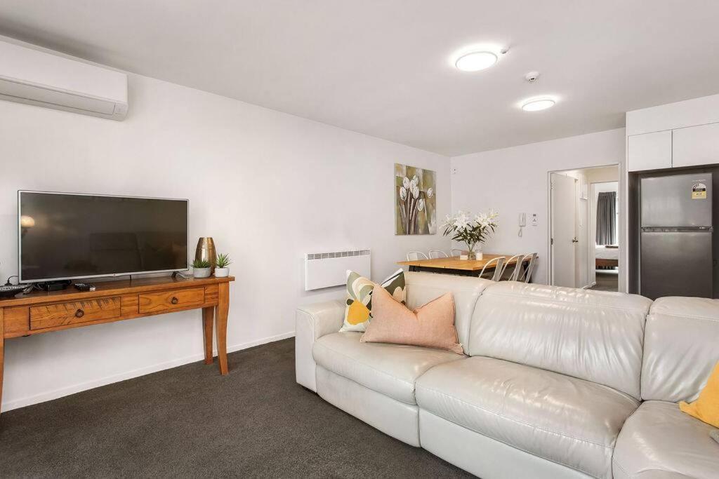 Warm And Inviting - Free Carpark Apartment