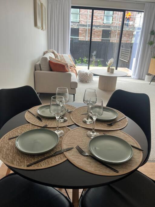 Luxury And Serene 2 Bed Near Cbd With Parking Holiday home Christchurch