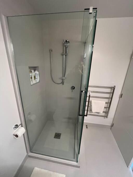 Luxury And Serene 2 Bed Near Cbd With Parking * Christchurch