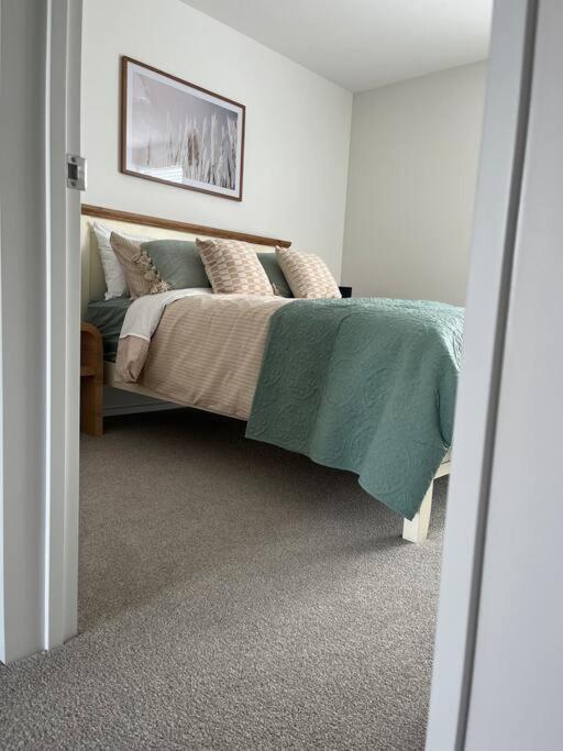 Luxury And Serene 2 Bed Near Cbd With Parking Holiday home Christchurch