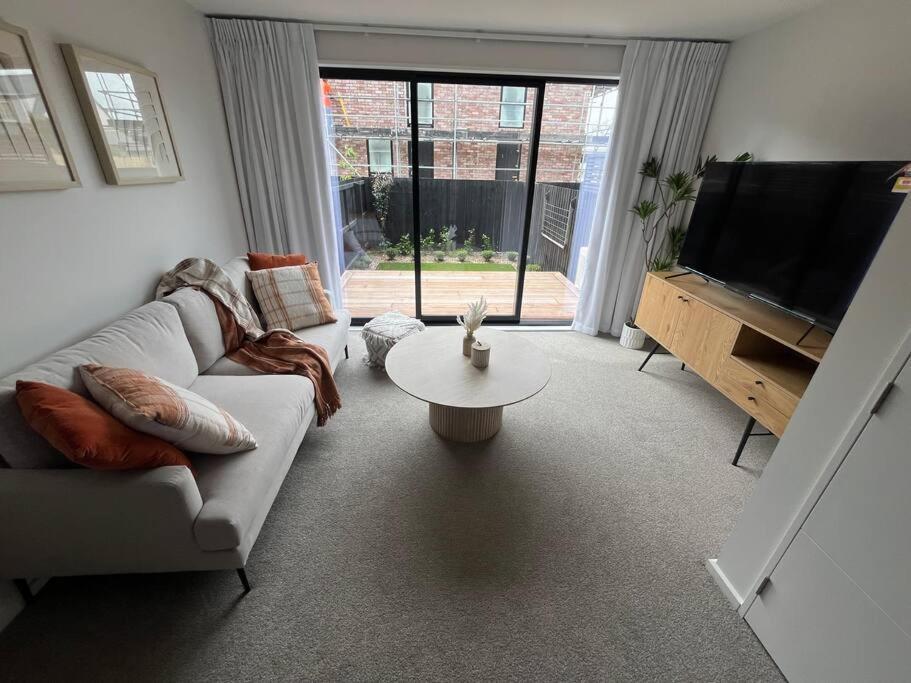 Luxury And Serene 2 Bed Near Cbd With Parking Christchurch