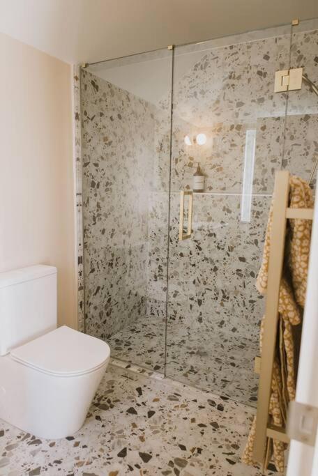 Charming City Central Coach House Apartment *