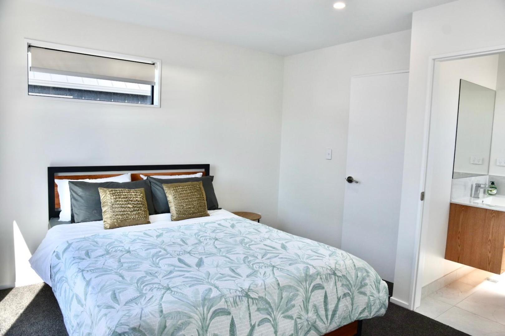 Brand New Close To Cbd 3 Bed 3 Bath With Garage *