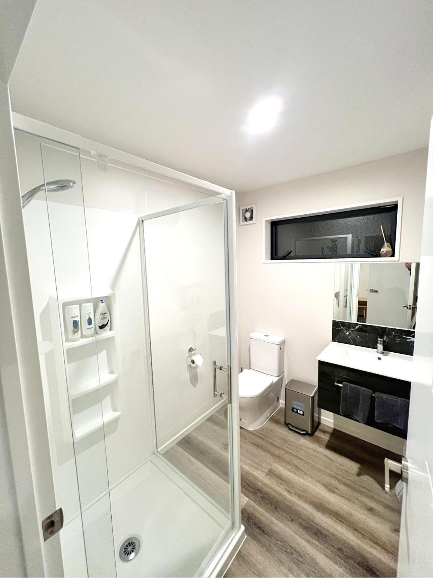 Modern With 2 Ensuites Only 17 Minutes To And Chc Airport Holiday home Christchurch