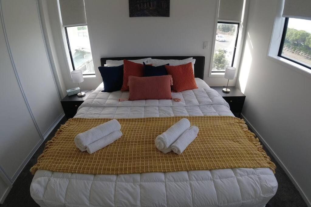 C-side-r, Modern Beachfront Living