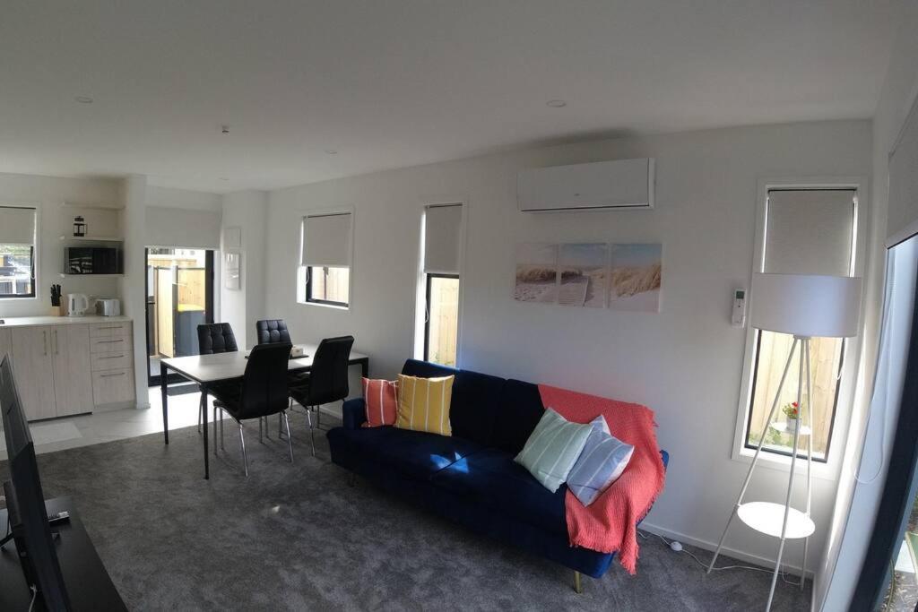 C-side-r, Modern Beachfront Living Apartment