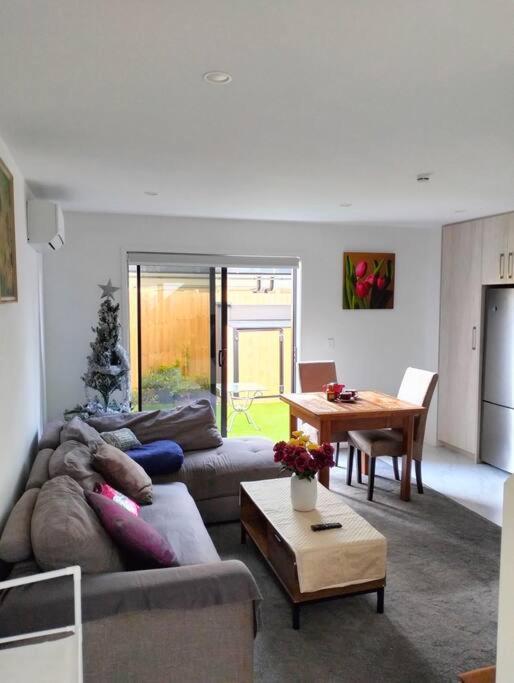 Cozy 2 Bed Cbd Retreat By Latimer Square Holiday home