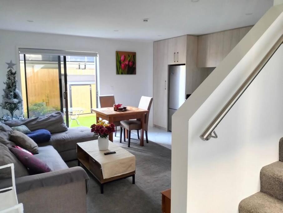 Cozy 2 Bed Cbd Retreat By Latimer Square Holiday home *