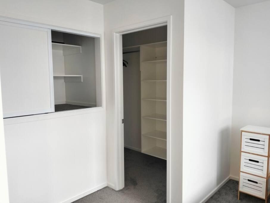 Cozy 2 Bed Cbd Retreat By Latimer Square Holiday home Christchurch