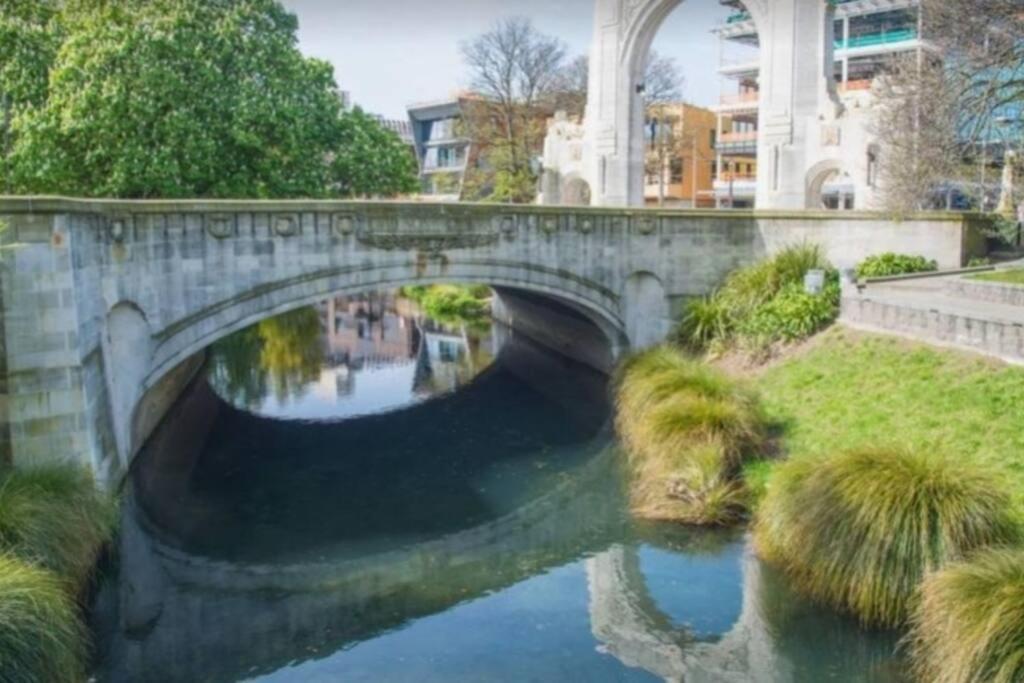 Cozy 2 Bed Cbd Retreat By Latimer Square Holiday home Christchurch